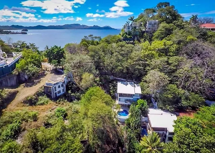 Сasa de vacaciones 5-bd Beachfront, Ocean-view Hillside