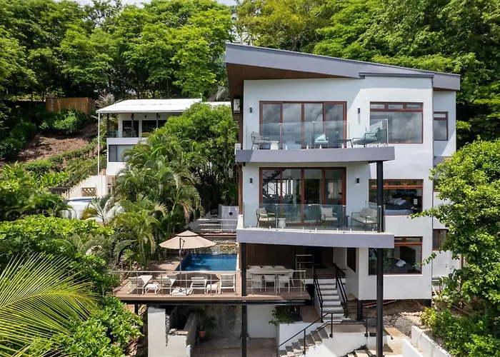 Сasa de vacaciones 5-bd Beachfront, Ocean-view Hillside *