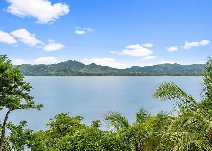 5-bd Beachfront, Ocean-view Hillside *
