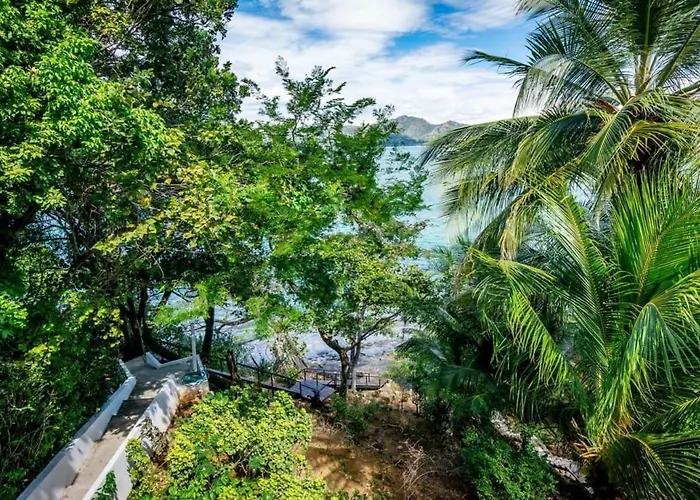 Сasa de vacaciones 5-bd Beachfront, Ocean-view Hillside