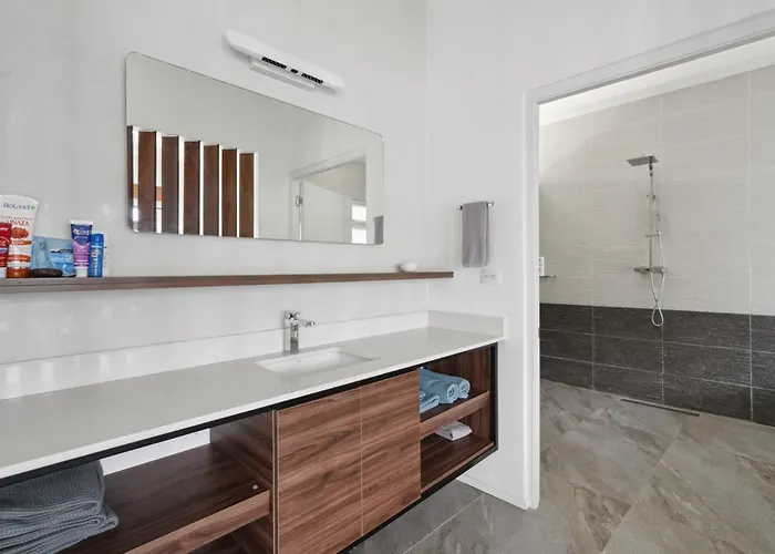 5-bd Beachfront, Ocean-view Hillside Playa Flamingo