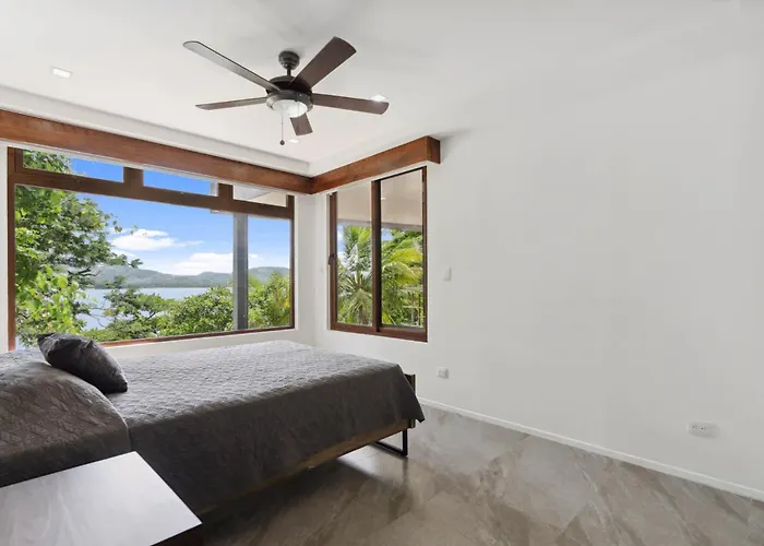 5-bd Beachfront, Ocean-view Hillside Сasa de vacaciones
