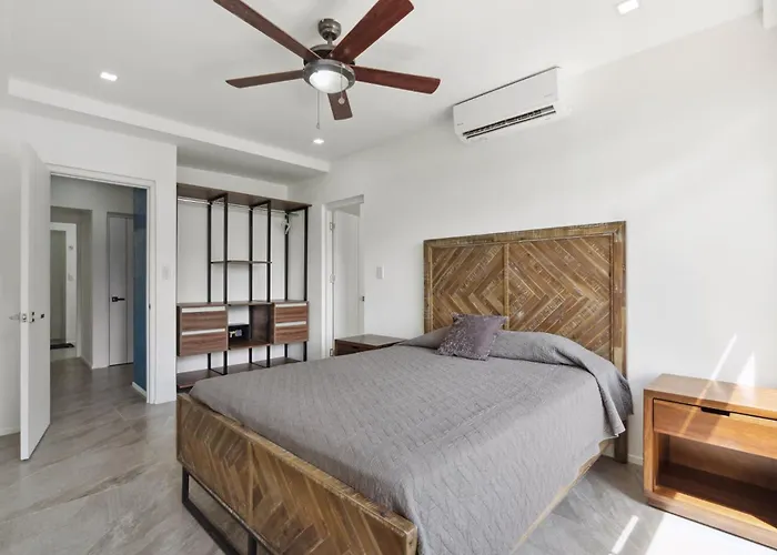 Сasa de vacaciones 5-bd Beachfront, Ocean-view Hillside