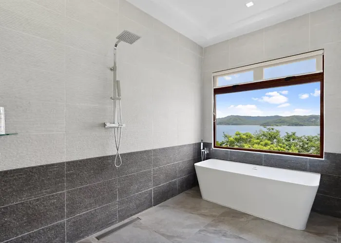 Сasa de vacaciones 5-bd Beachfront, Ocean-view Hillside *