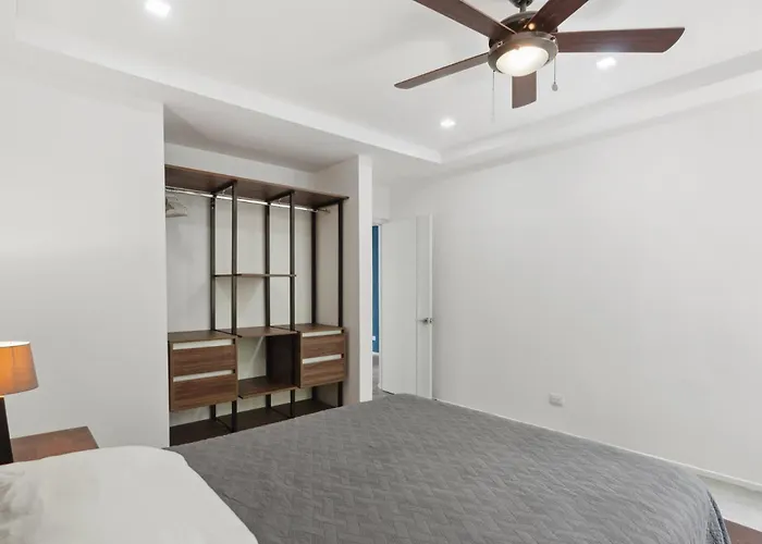 5-bd Beachfront, Ocean-view Hillside *