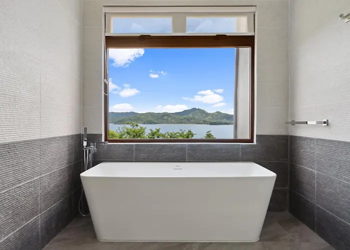 5-bd Beachfront, Ocean-view Hillside Playa Flamingo