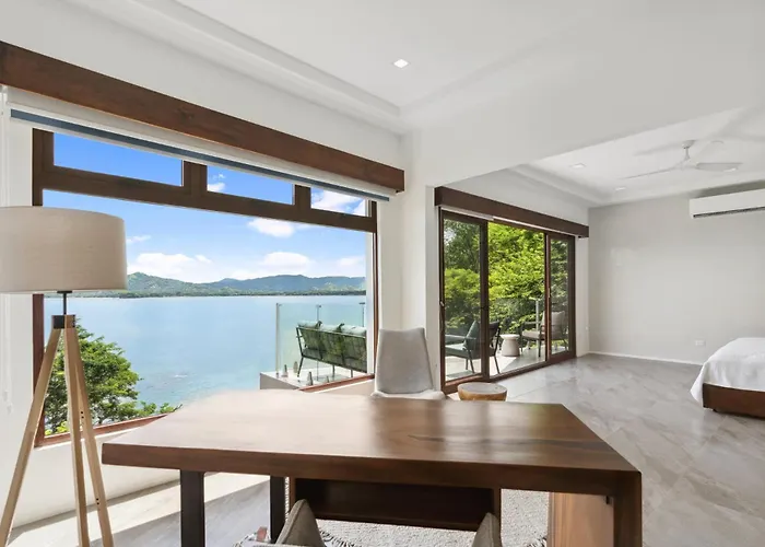 Сasa de vacaciones 5-bd Beachfront, Ocean-view Hillside