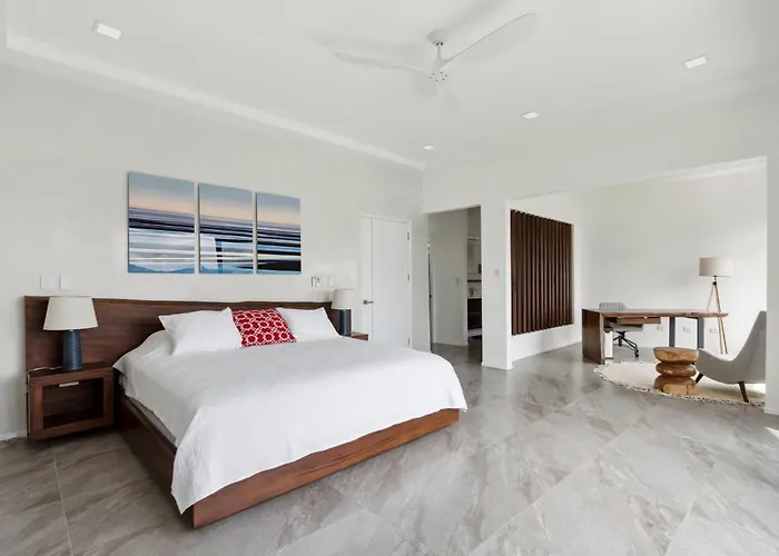 5-bd Beachfront, Ocean-view Hillside Сasa de vacaciones *