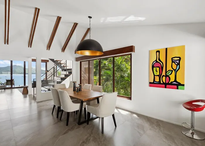 Сasa de vacaciones 5-bd Beachfront, Ocean-view Hillside *
