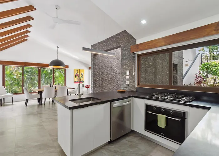 5-bd Beachfront, Ocean-view Hillside *