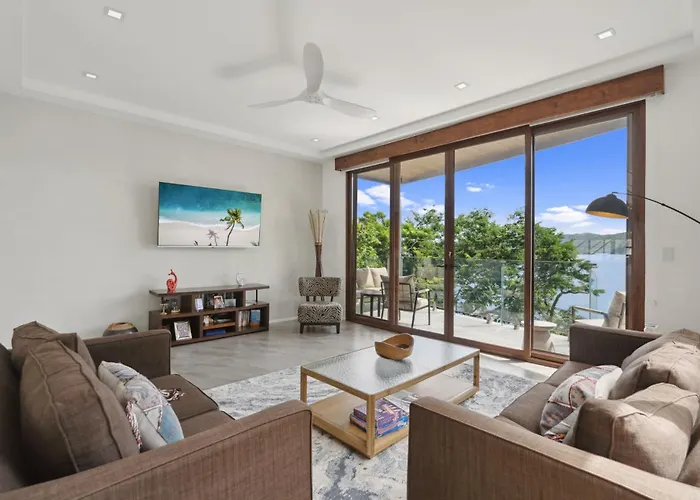 5-bd Beachfront, Ocean-view Hillside