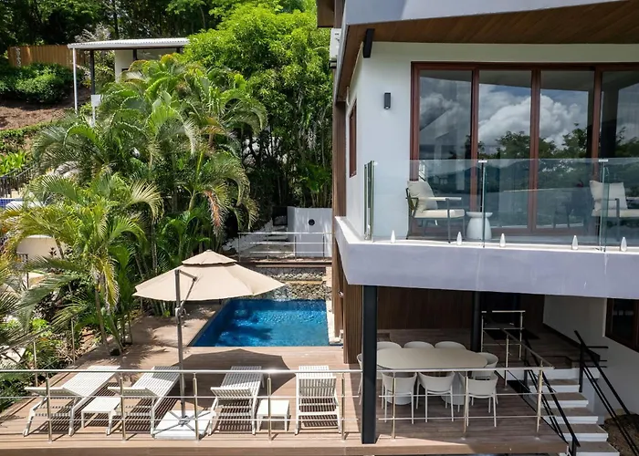 Сasa de vacaciones 5-bd Beachfront, Ocean-view Hillside