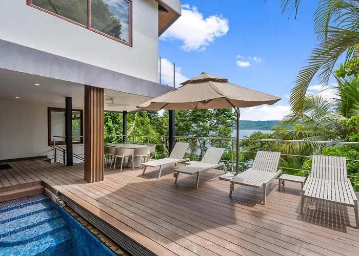 Сasa de vacaciones 5-bd Beachfront, Ocean-view Hillside *
